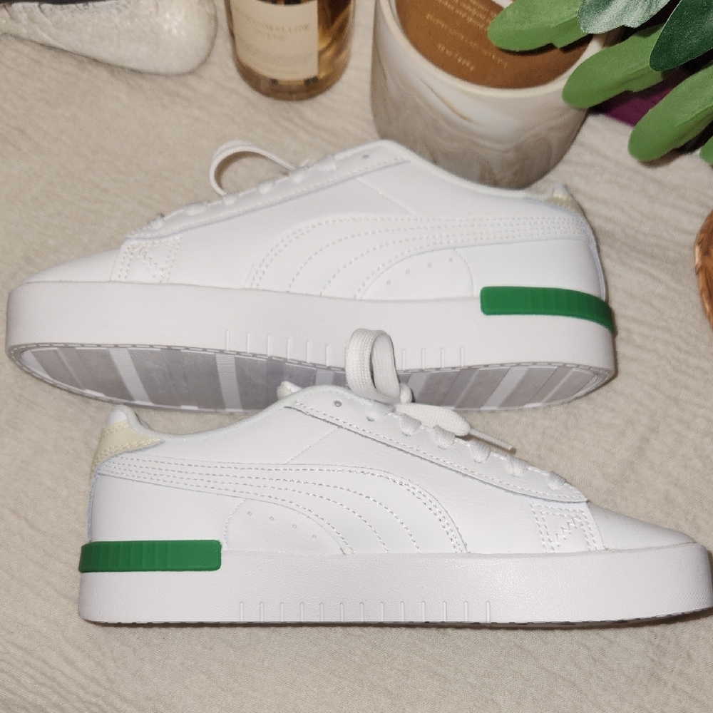 ✨️HP✨️Puma White Sneakers with Green Highlights - Picture 6 of 7